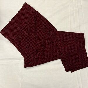 EUC Torrid Black and Red Houndstooth Pattern Pull-On Pixie Pants 2R